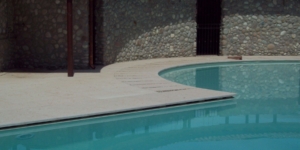 Pulizia piscina con robot pulitore