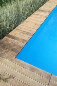 Fondo piscina pulito con robot pulitore